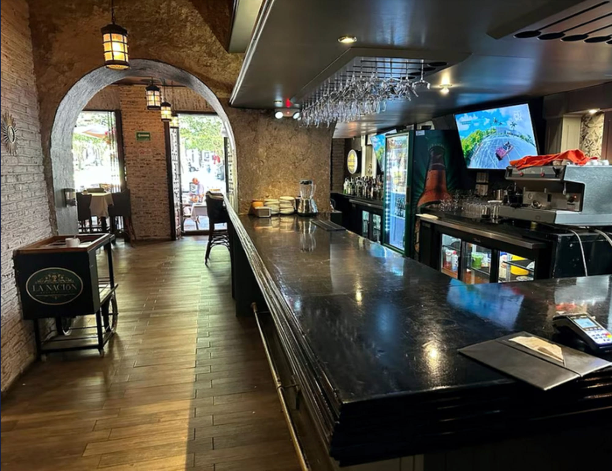 La barra del bar del restaurante La Nación con su arco de ladrillo