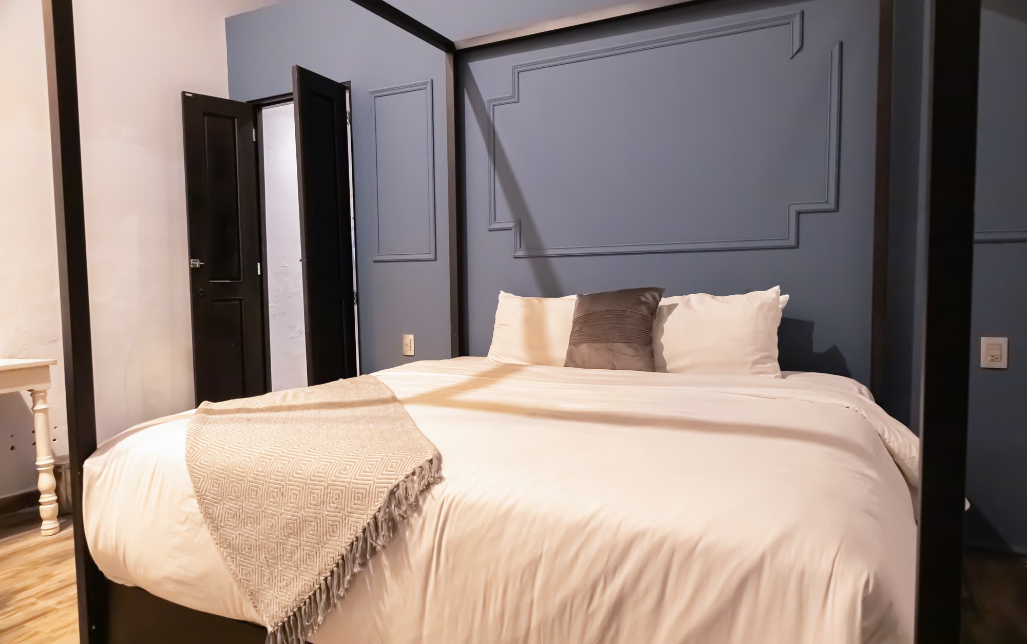 La habitación Deluxe 101 con su cama King de dosel de herrería