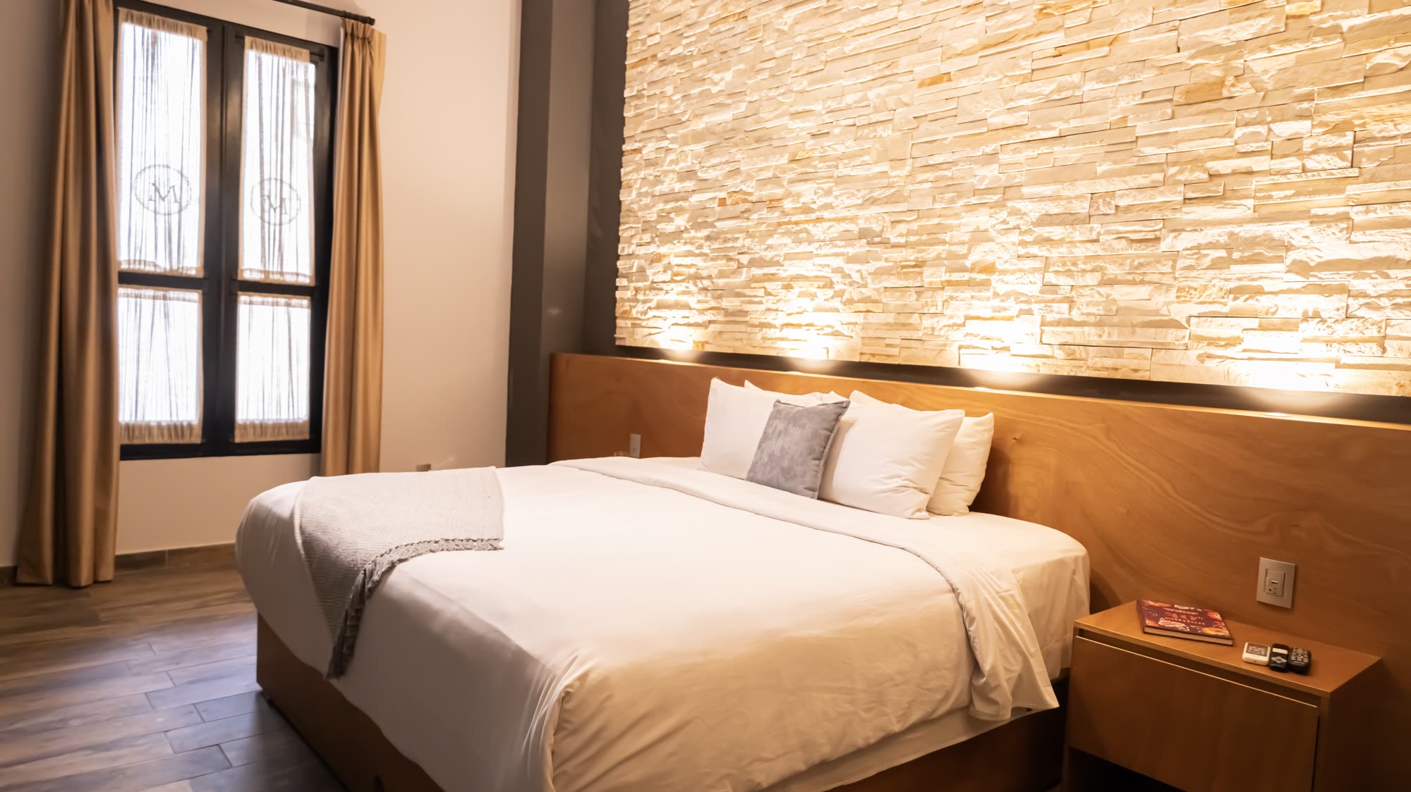 La cama de la habitación Deluxe 201 junto a la ventana