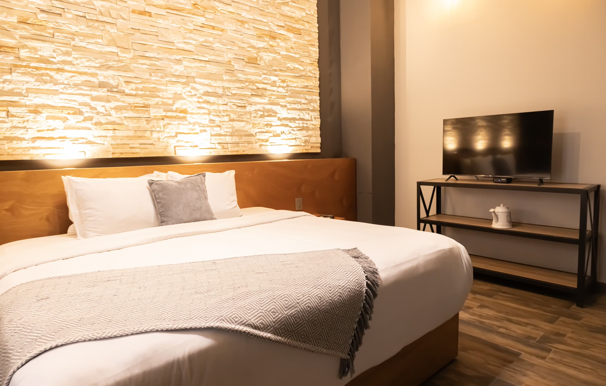 La habitación Deluxe 201 con muro de piedra iluminado