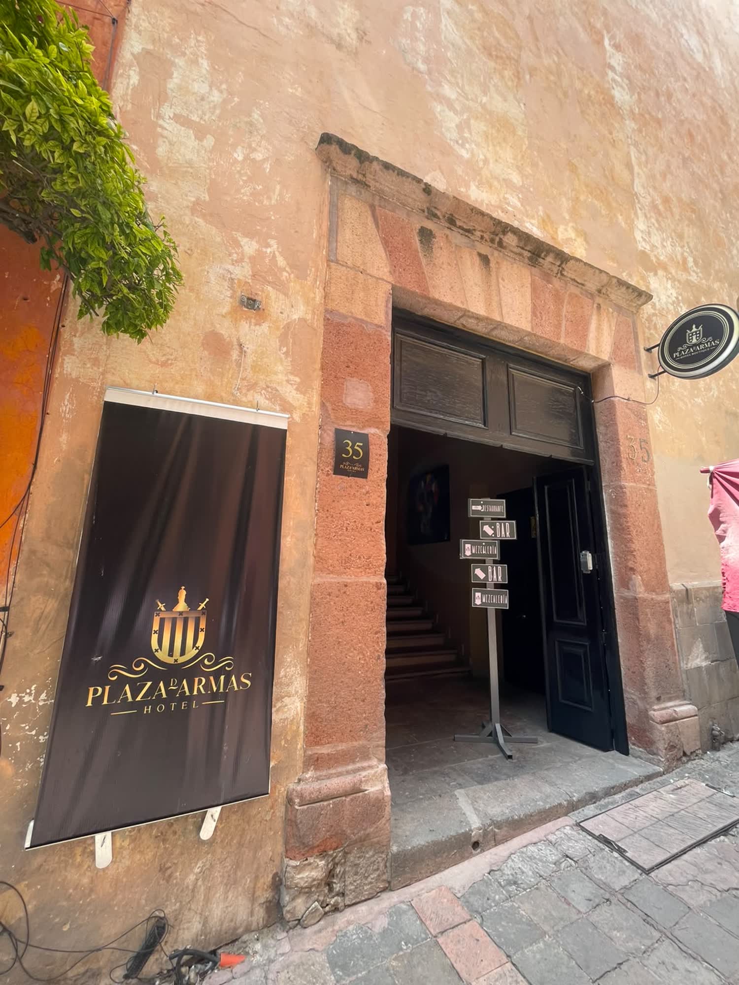 La entrada del hotel en el Andador Libertad número 35, con el escudo de Plaza de Armas