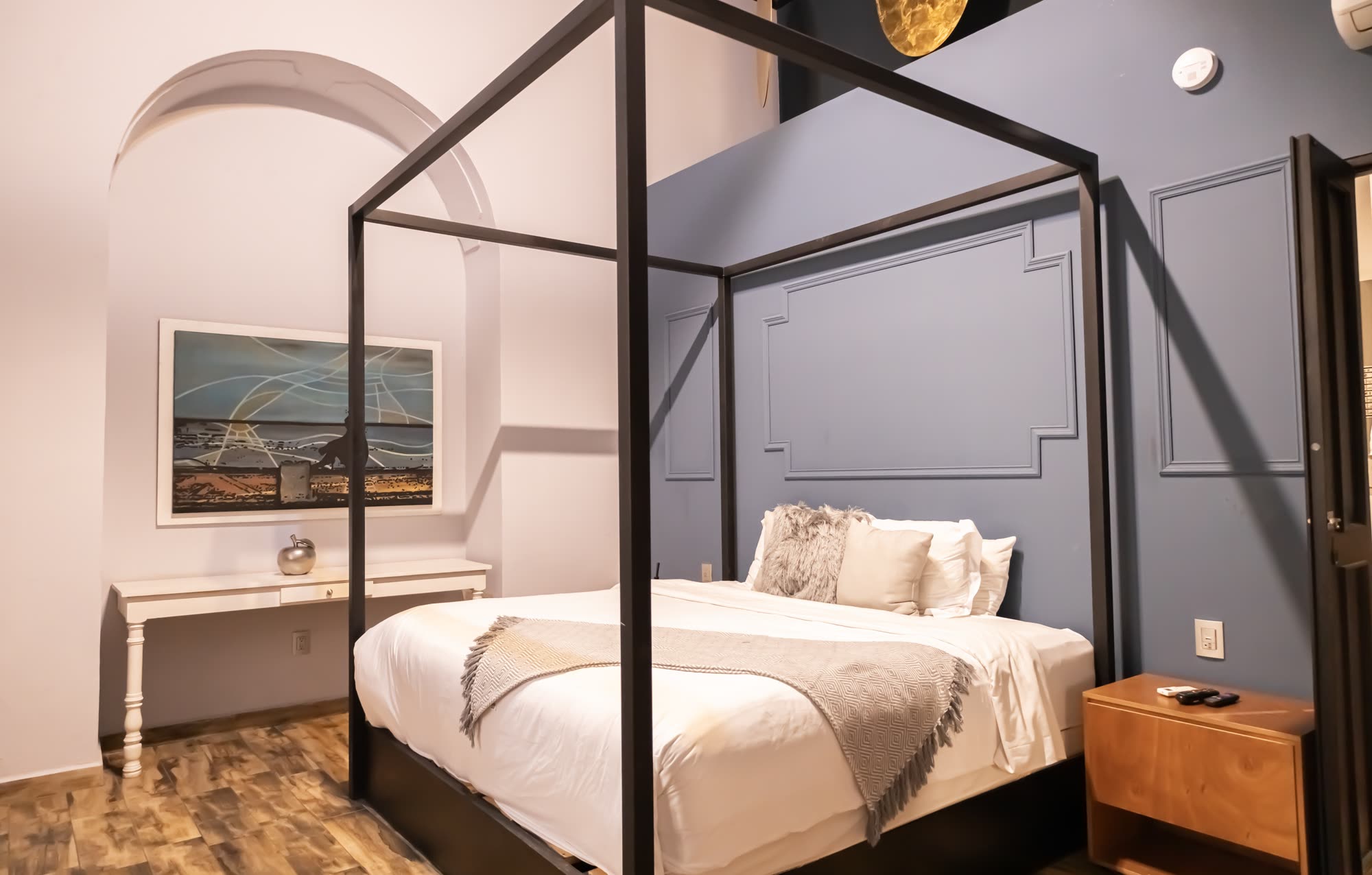 La Jr Suite 105 con cama King de dosel de herrería