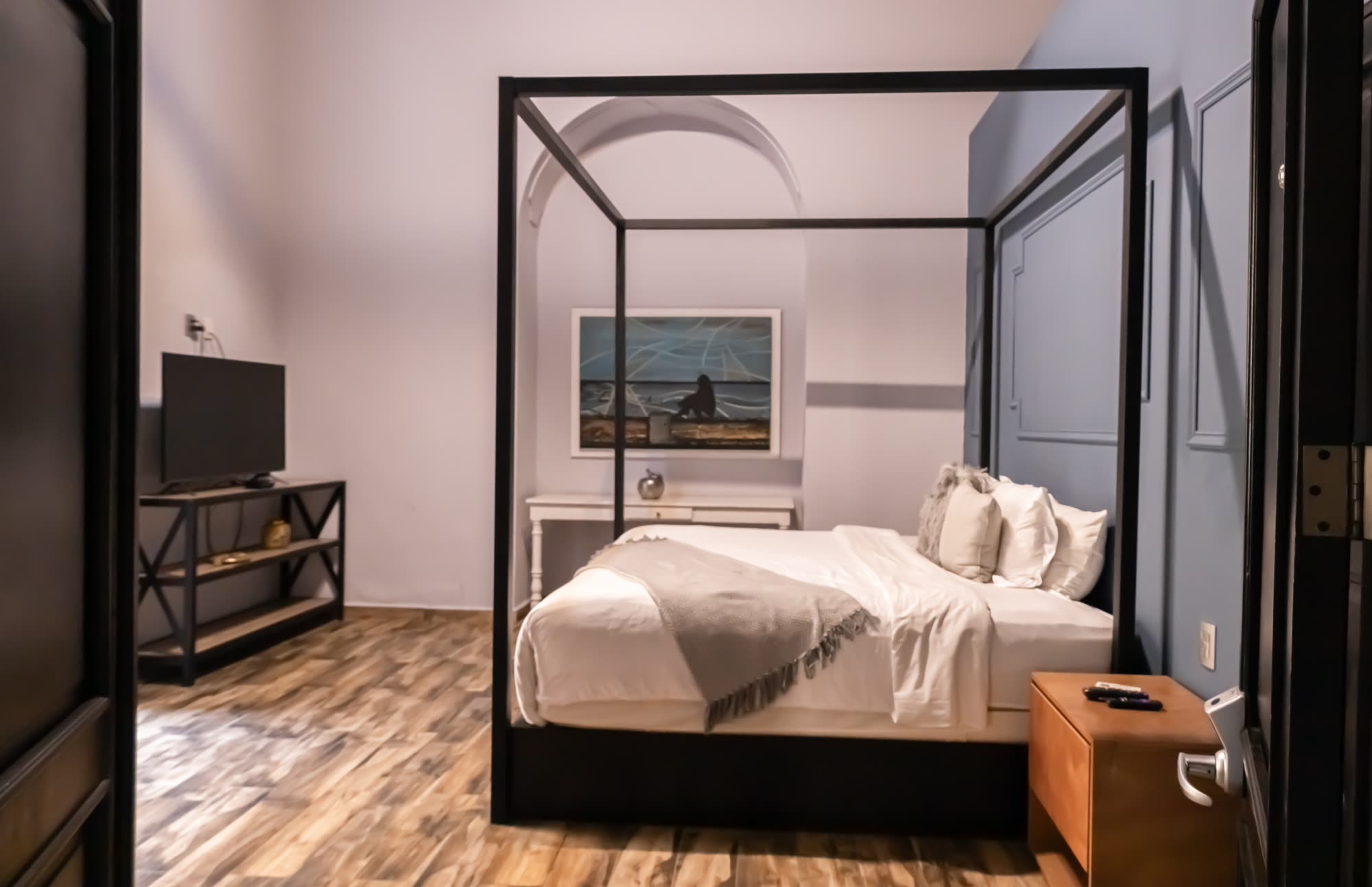 La recámara de la Jr Suite 105 con su cama de dosel