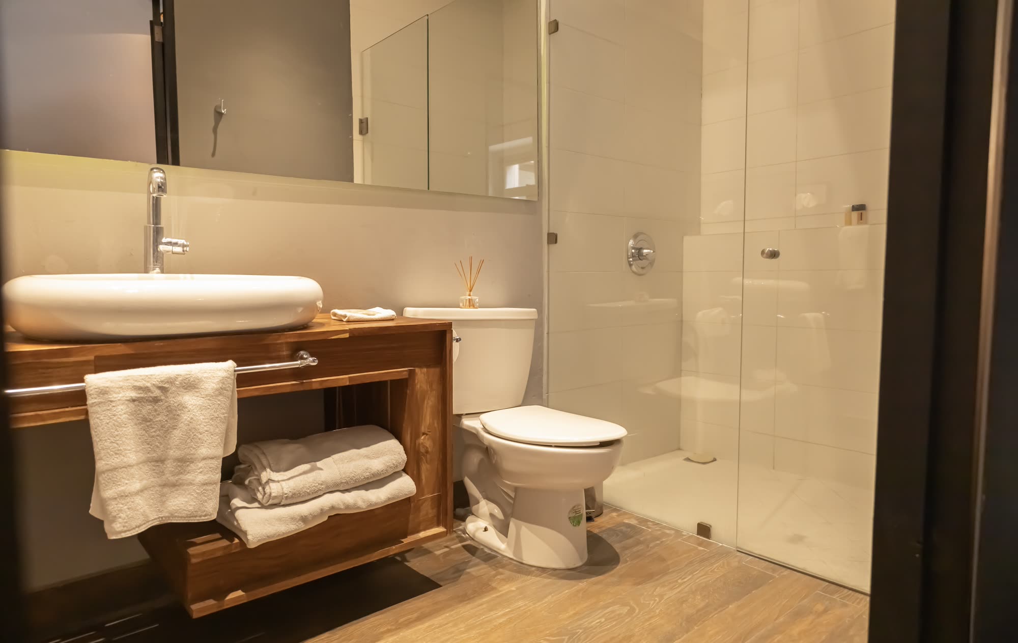 El baño de la Jr Suite 208