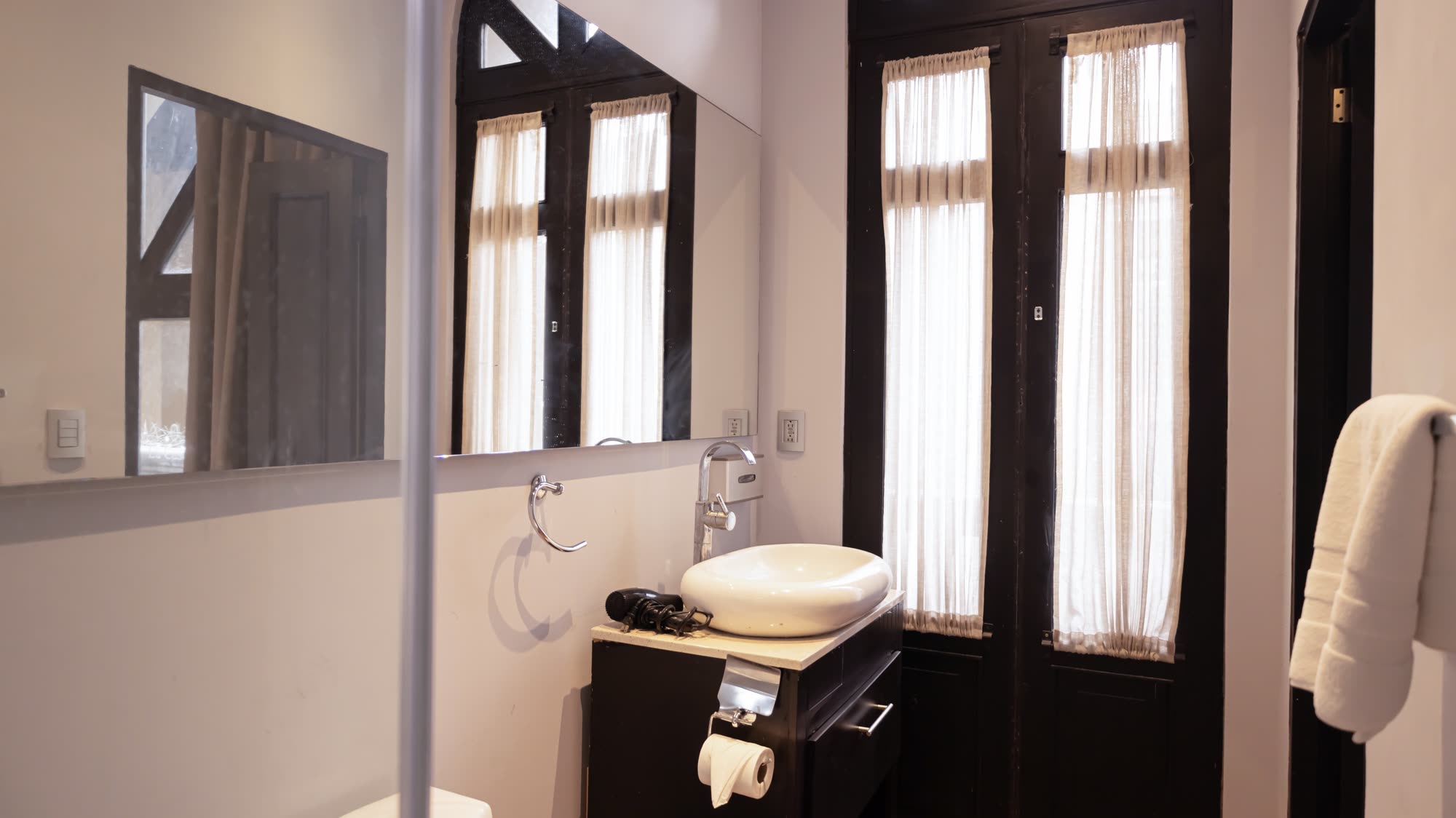El baño de la Jr Suite Doble 203