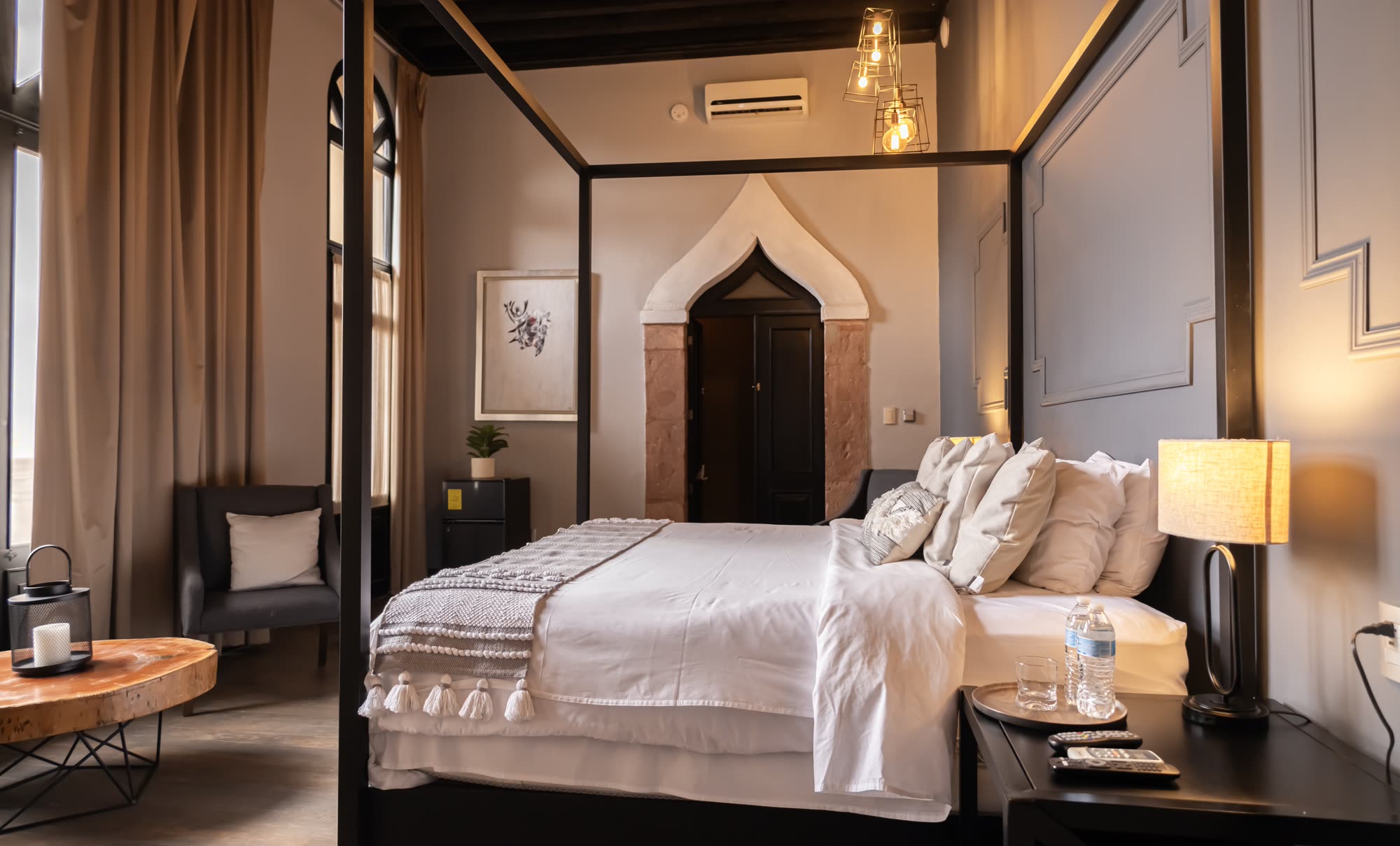 La Master Suite 204 con cama de dosel bajo el techo de vigas