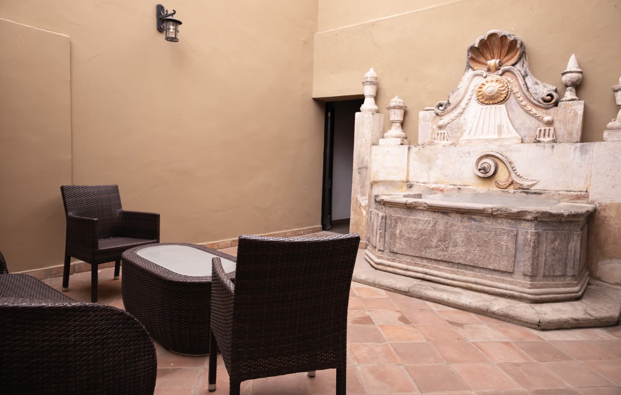La terraza privada de la Master Suite 204 con su fuente de cantera labrada