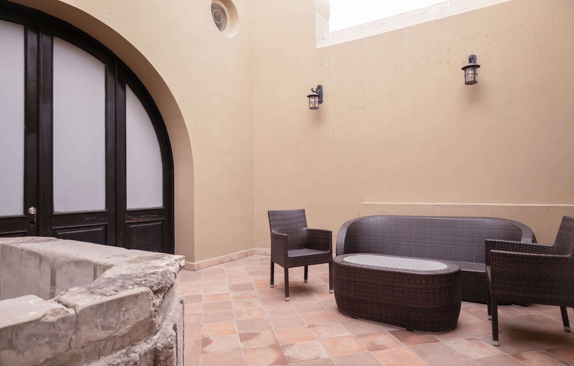 La terraza privada de la Master Suite 204 con la pila de cantera y los sillones
