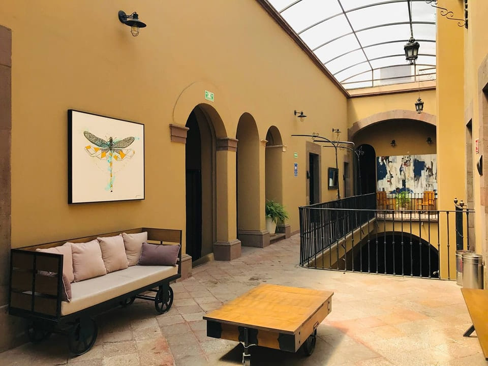 El patio central del hotel con sus arcos de cantera