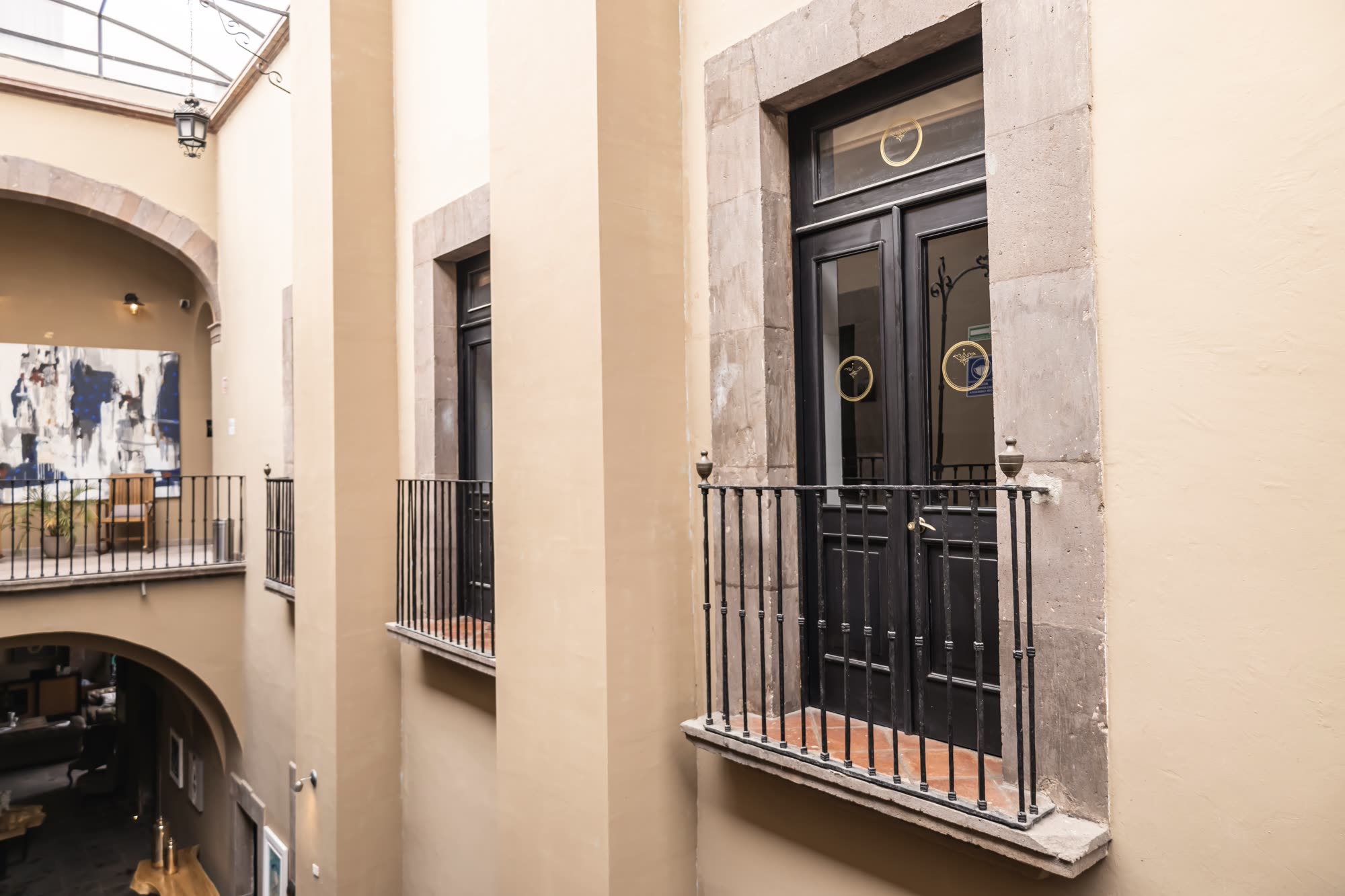 La fachada interior del patio del hotel con sus balcones de herrería