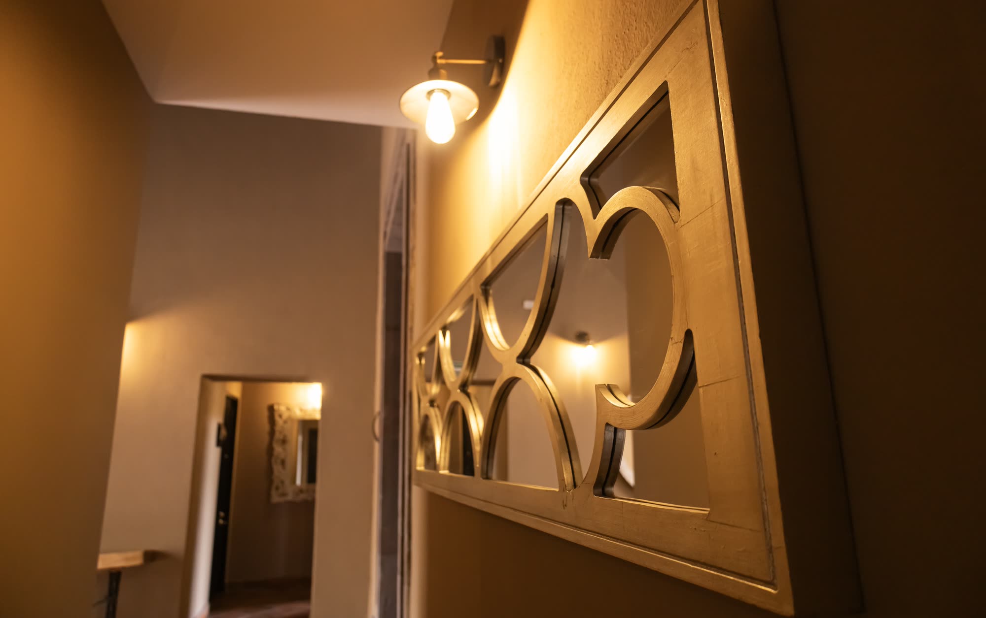 El vestíbulo del hotel con su espejo de marco dorado